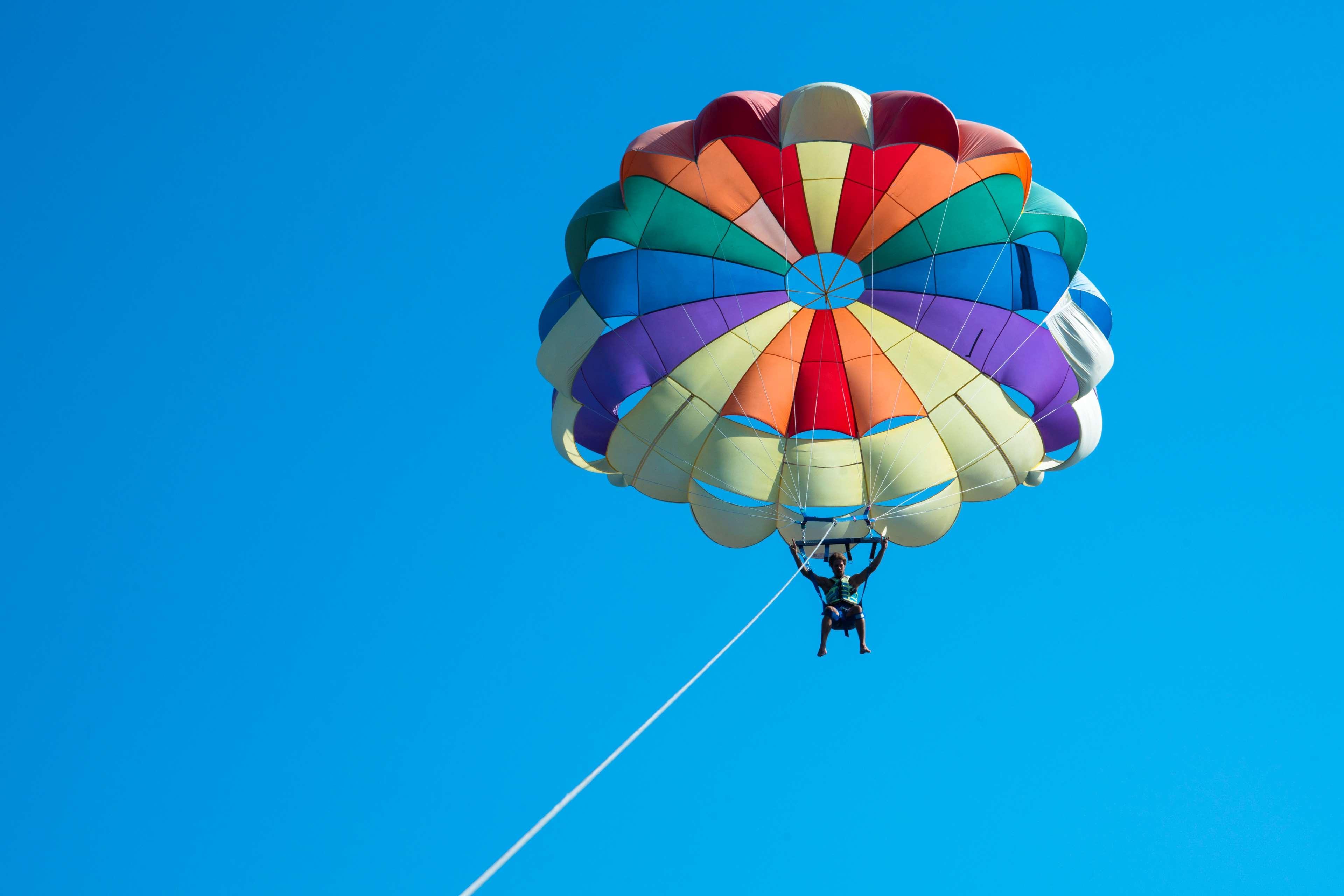 Kempinski Hotel Soma Bay Esterno foto Parachute