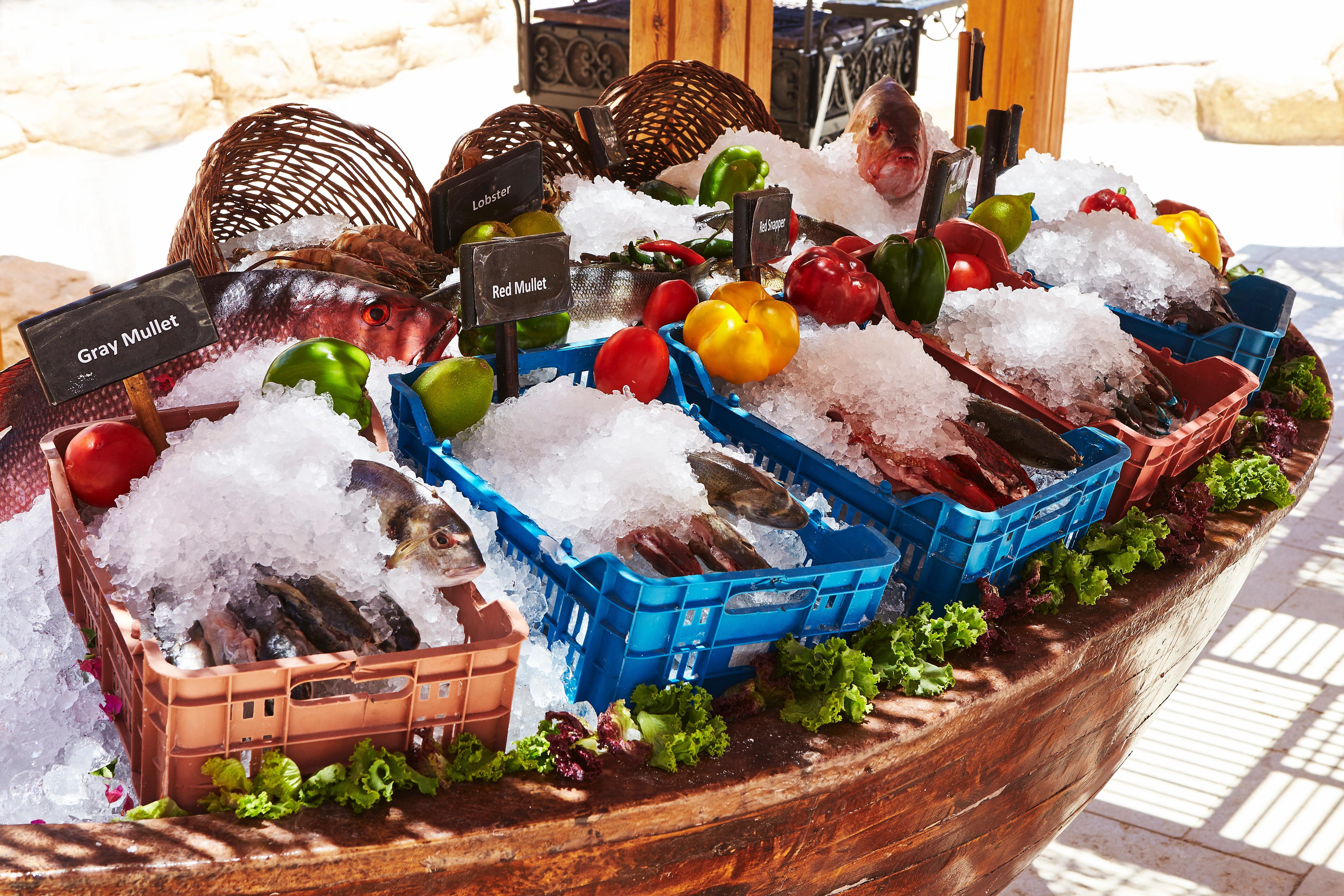 Kempinski Hotel Soma Bay Esterno foto Fish and vegetables at a market