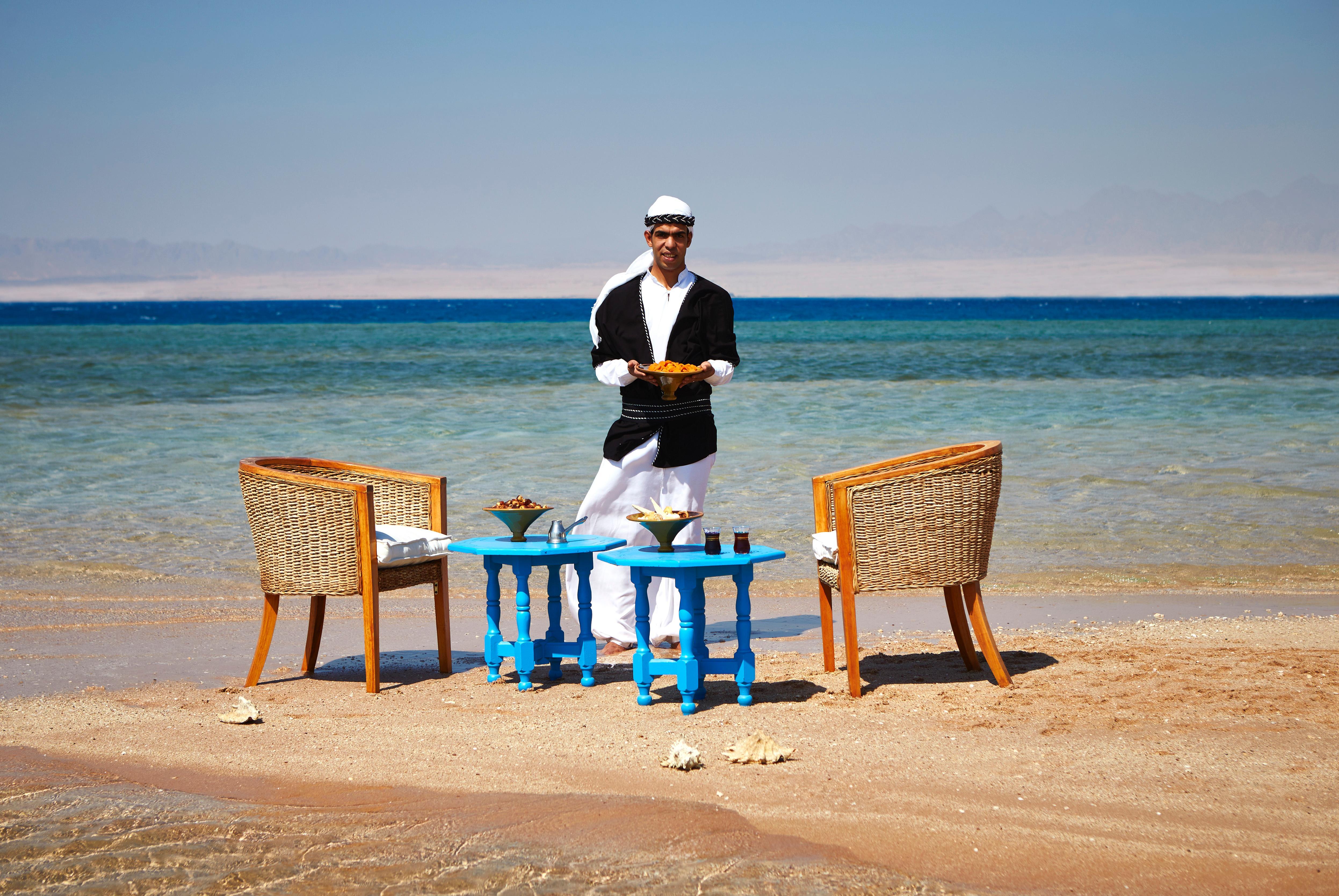 Kempinski Hotel Soma Bay Esterno foto A waiter at a beach resort in Egypt