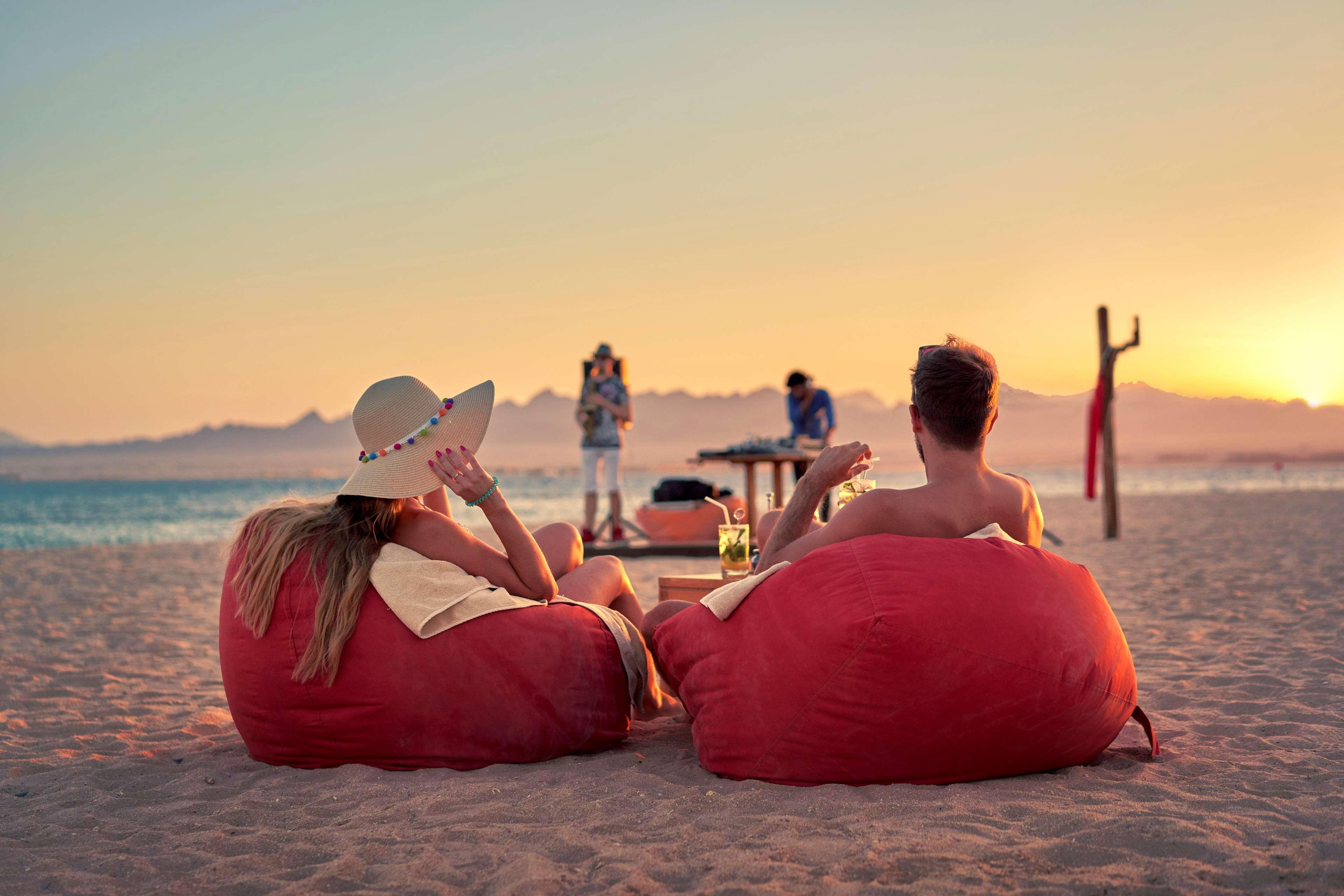 Kempinski Hotel Soma Bay Esterno foto A couple sitting on bean bags