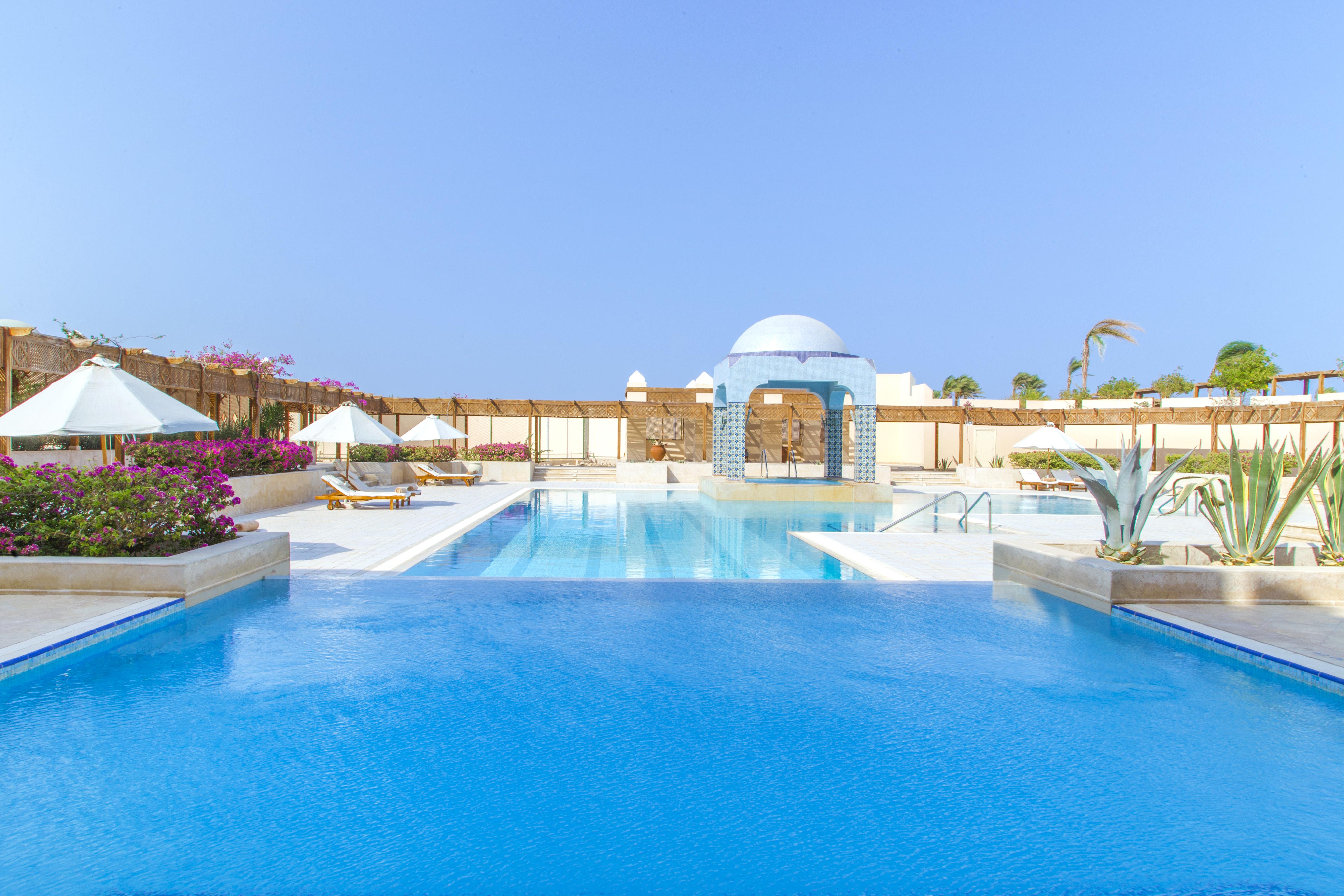 Kempinski Hotel Soma Bay Esterno foto The swimming pool at the hotel